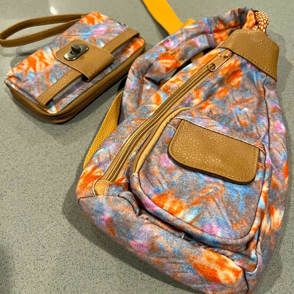 Vintage Style Cross-Body Bag With Matching Wristlet - Picture 6 of 16